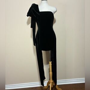 Fidan Novruzova Shoulder Black Bow Velvet Mini Dress